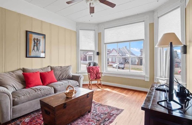 Charming 2BR - Mountain Views, Walk to Main St