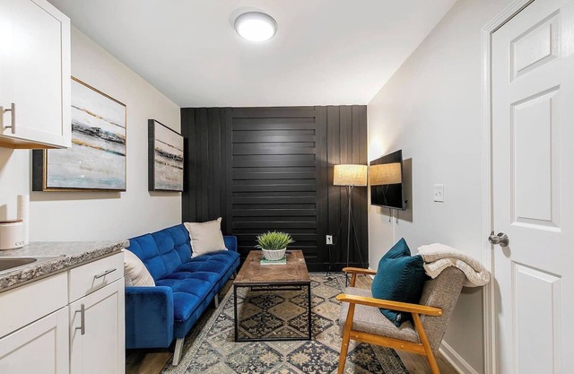 Charming 2BR Retreat-Free Parking