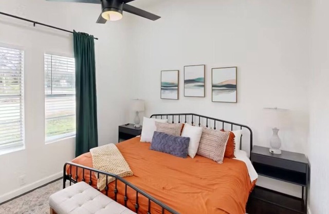 Charming 2BR Retreat w/ Private Yard – Walk to Botanical Gardens & Near Fort Sam
