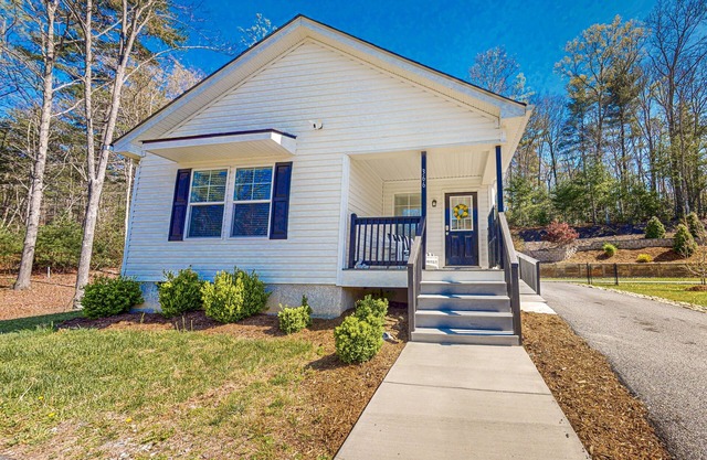 Charming 2BR Retreat with Full Kitchen, Wifi and Gas Grill for Outdoor Dinning