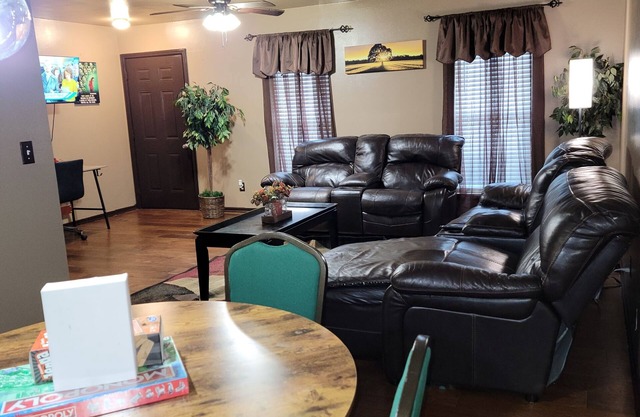 Charming 2BR Townhome, Renovated, Near Shopping, Dining & Casinos!