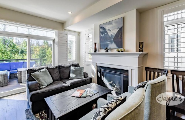 Charming 3 bedroom 4 bathroom chalet at the base of Blue Mountain