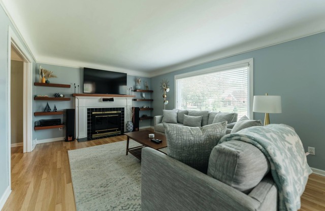 Charming 3-bedroom house with WiFi, AC in beautiful Grosse Pointe Park