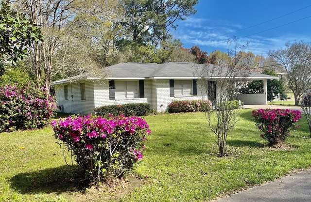 Charming 3-bedroom house in the heart of Saint Francisville La.