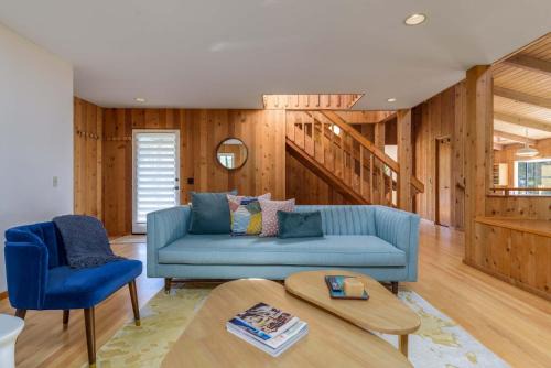 Charming 3 BD Family Home for 6 with Ocean Views & Trail Access