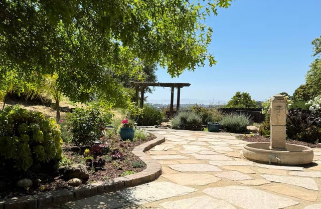 Charming 3 Bed 2 Bath Mountaintop Home w/ Ocean View by Napa