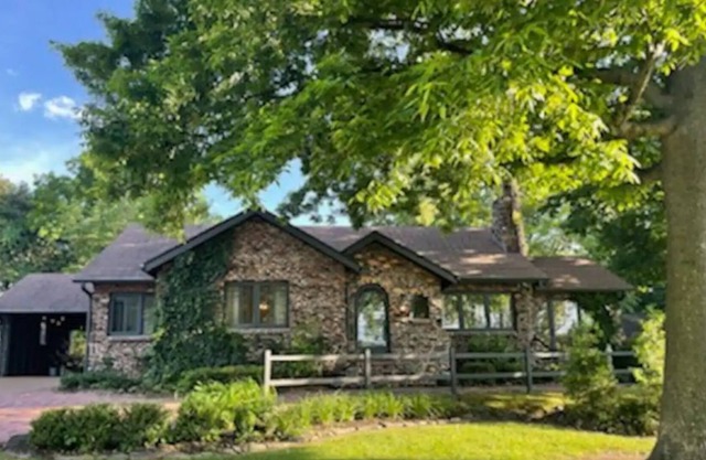 Charming 3 bed 2 bath w/Pool