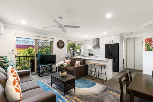 Charming 3-bed Apartment near Local Shops