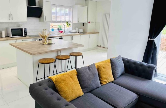 Charming 3-Bed Home Minutes From City Centre