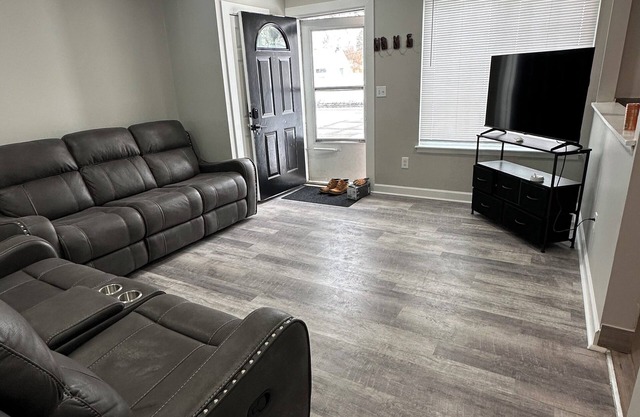 Charming 3-bedroom house close to everything in Dearborn Heights