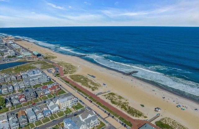 Charming 3-bedroom bungalow in Ocean Grove with WiFi and AC