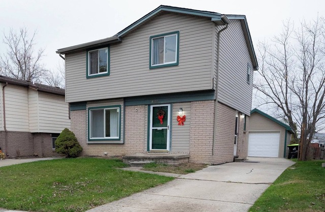Charming 3-bedroom Huge house with WiFi, AC in wonderful Madison Heights