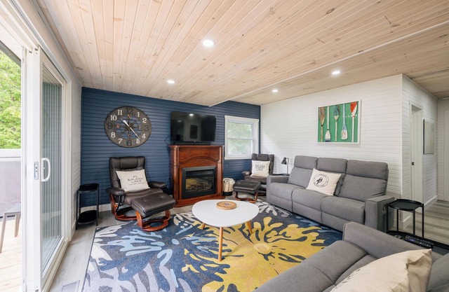 Charming 3-bedroom cottage with WiFi, AC on serene Balsam Lake