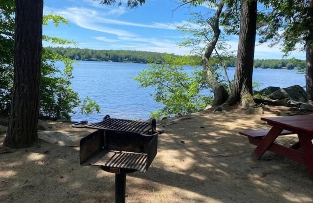 Charming 3-bedroom house with WiFi, AC in delightful Moultonborough