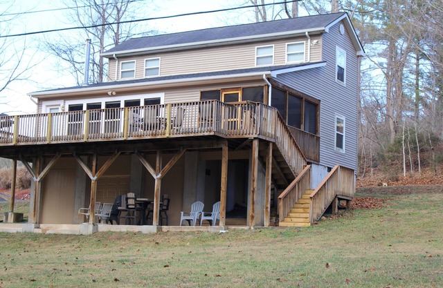 Charming 3-bedroom house on Walker Creek close to VT and R.U.