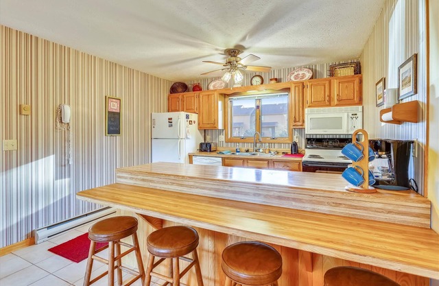 Charming 3 bedroom mountain condo. Discover Honey Hollow!