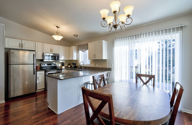 Charming 3-bedroom Duplex unit with WiFi in Cottage Grove