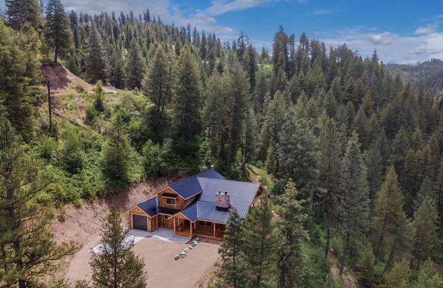 Charming 3-bedroom Mountain Home in Garden Valley-The Potato Shed