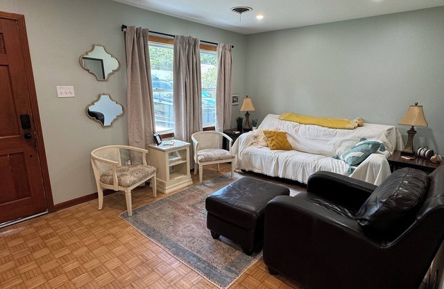Charming 3-bedroom house with covered parking in quaint Ocean Springs.