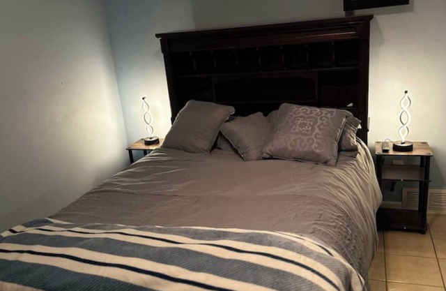 Charming 3-bedroom house with AC and WiFi in Oklahoma City