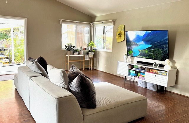 Charming 3-bedroom house by the Pond w Waterfall, Playground, and Trampoline.