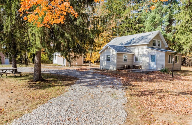 Charming 3-bedroom cabin with large gameroom on 18 acres in lovely Thompsonville