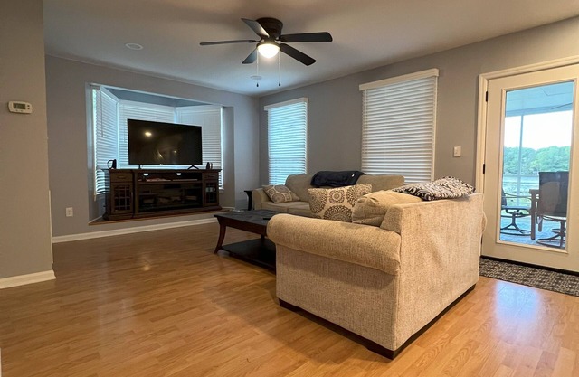 Charming 3-bedroom 2.5 bath house on the Beautiful Lake Murray with Dock