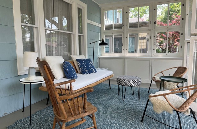 Charming 3-bedroom, 2-bath cottage with AC in Lakeside near Hoover Auditorium