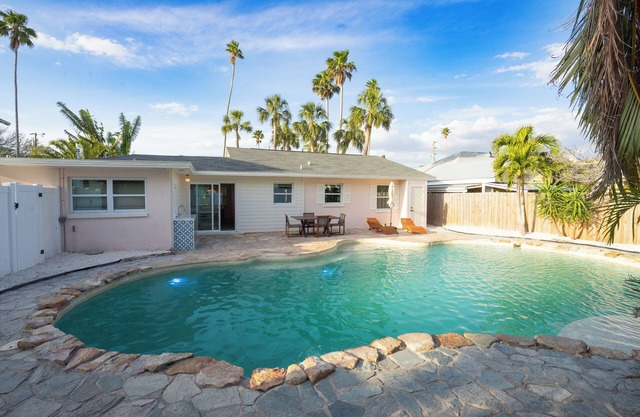 Charming 3-bedroom 2 bathroom luxury POOL house- 5 min walk to the beach!