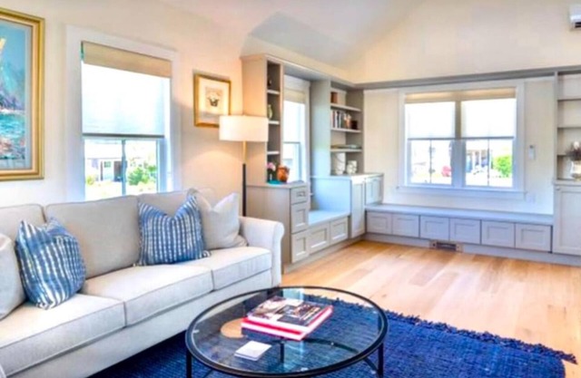 Charming 3 bedroom 2.5 baths, upside down house w/office, outdoor shower,WiFi/AC