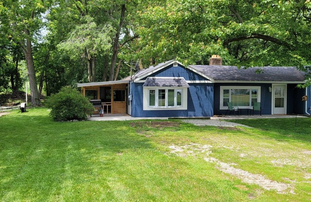 Charming 3-bedroom 2 bathroom house steps from the public beach in Oak Harbor