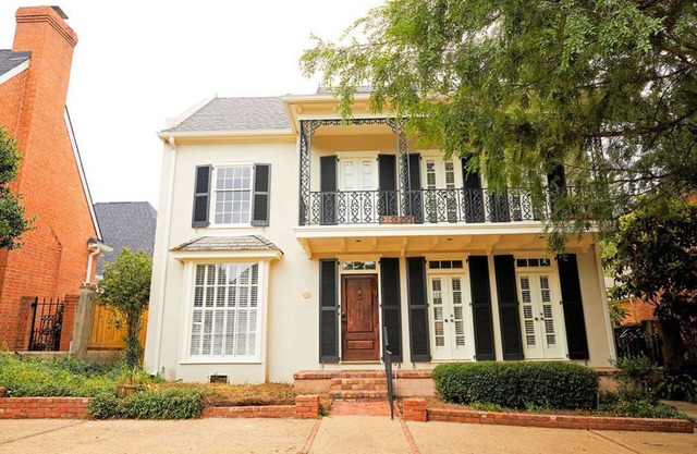 Charming 3-bedroom 3.5 bath located in a quiet cul-de-sac in Summerville.