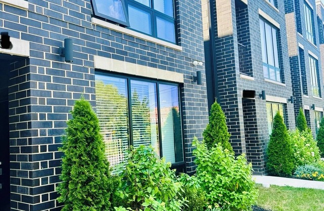 Charming 3-bedroom apartment with AC, WiFi in phenomenal Chicago