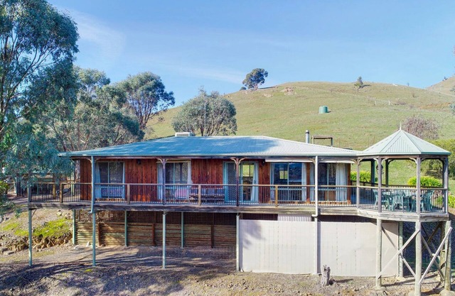 Charming 3-bedroom house in serene Bonnie Doon with lake views