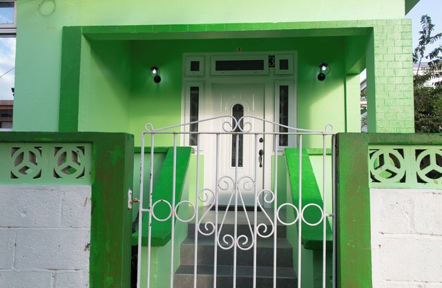 Charming 3-bedroom bungalow with AC, WiFi and on property parking. Sleeps 6