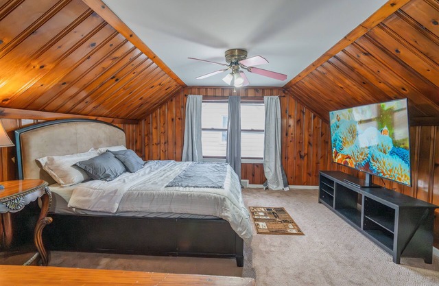 Charming 3-bedroom bungalow with King Bed Dearborn