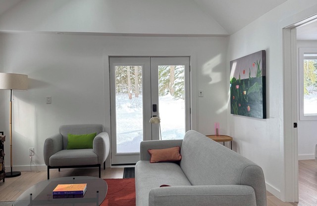 Charming 3-bedroom chalet with Hot Tub / BBQ / Fireplace / AC in Flesherton