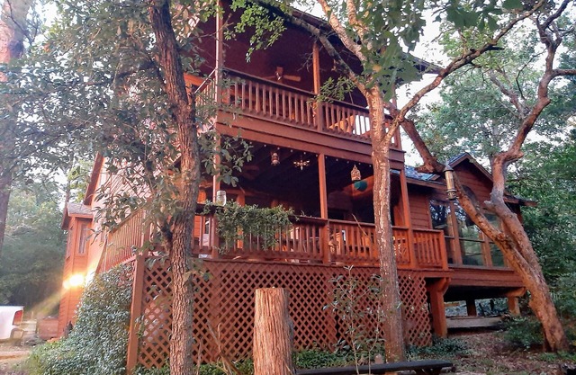 Charming 3-bedroom cabin with WiFi, AC in serene La Grange