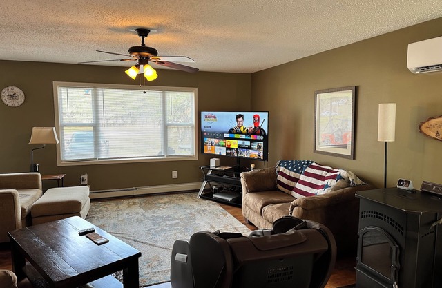 Charming 3-bedroom cabin minutes walking distance from the AuSable River.