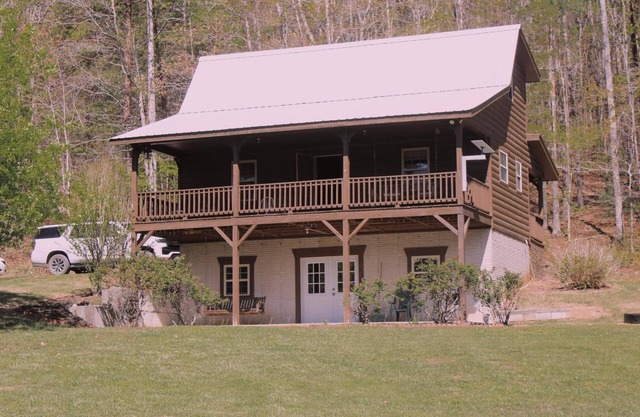 Charming 3-bedroom cabin with AC, WiFi in brilliant Cisco Ga.