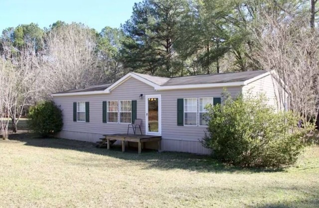 Charming 3-bedroom cabin in welcoming Crosby with WiFi, AC