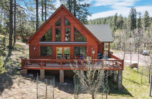 Charming 3-bedroom cabin in lovely Hunter Creek with WiFi, AC