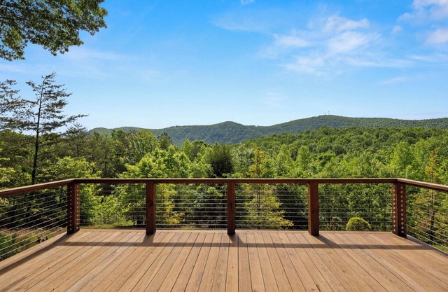 Charming 3-bedroom cabin in marvelous Saluda with amazing views!