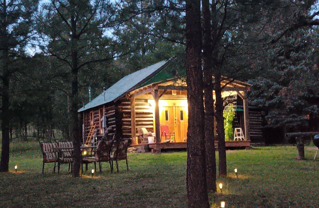 Charming 3-bedroom cabin with WiFi, AC in serene Luna on 150 acres of private