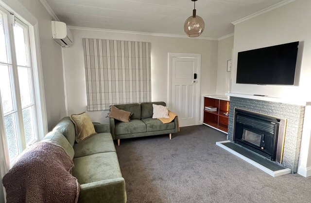 Charming 3-bedroom cottage in marvelous Cambridge.
