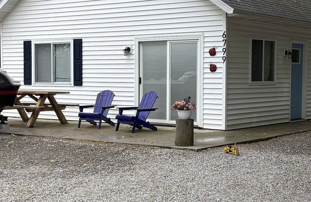 Charming 3-bedroom cottage in Lake City with AC, WiFi with lake access
