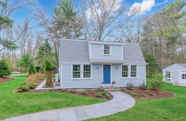 Charming 3-bedroom cottage with WiFi, AC in Rochester