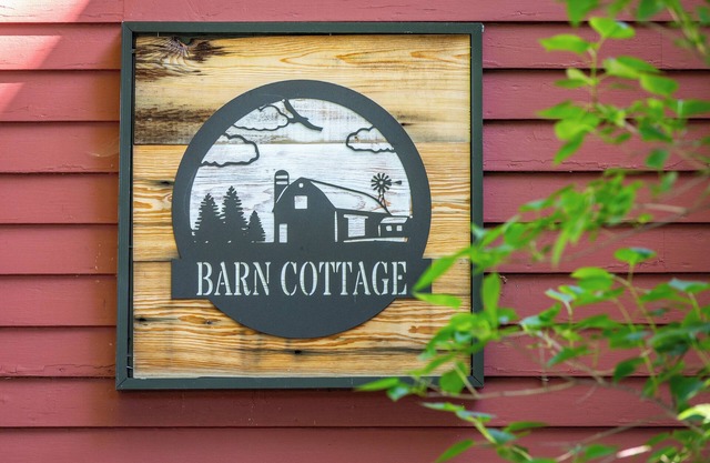Charming 3-bedroom cottage in enchanting South Woodstock. Steps to GMHA!