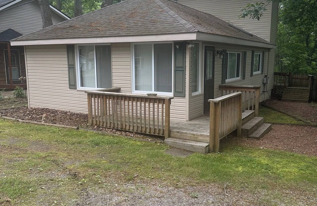 Charming 3-bedroom cottage with WiFi and AC in welcoming Brooklyn