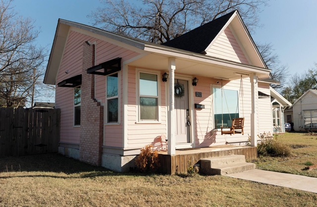 Charming 3-bedroom cottage with WiFi and AC in delightful downtown Guthrie